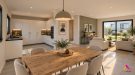 Intérieur ouvert lumineux sur jardin